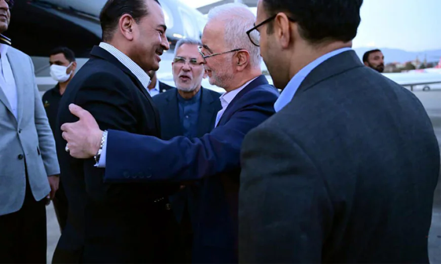 Pakistan army chief in Tehran as Iran weighs US peace offer