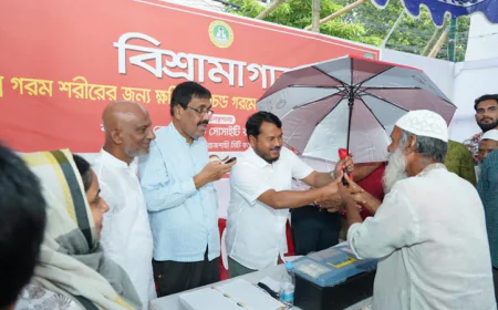 BDRCS Distributes Umbrellas Among Pedestrians, Traffic Police in Rajshahi
