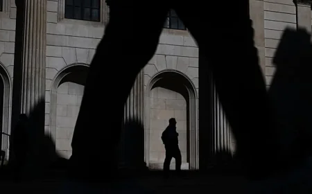 UK Economy Contracts in April Amid Middle East Conflict