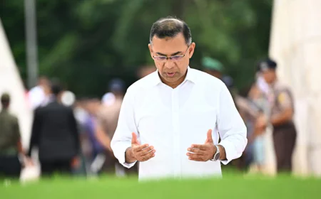 PM offers munajat at parents’ graves after returning home