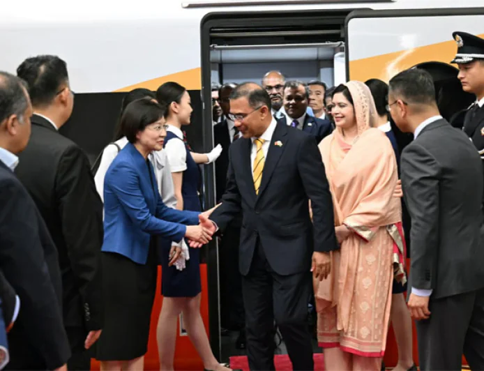 Prime Minister receives grand welcome upon arrival in Beijing