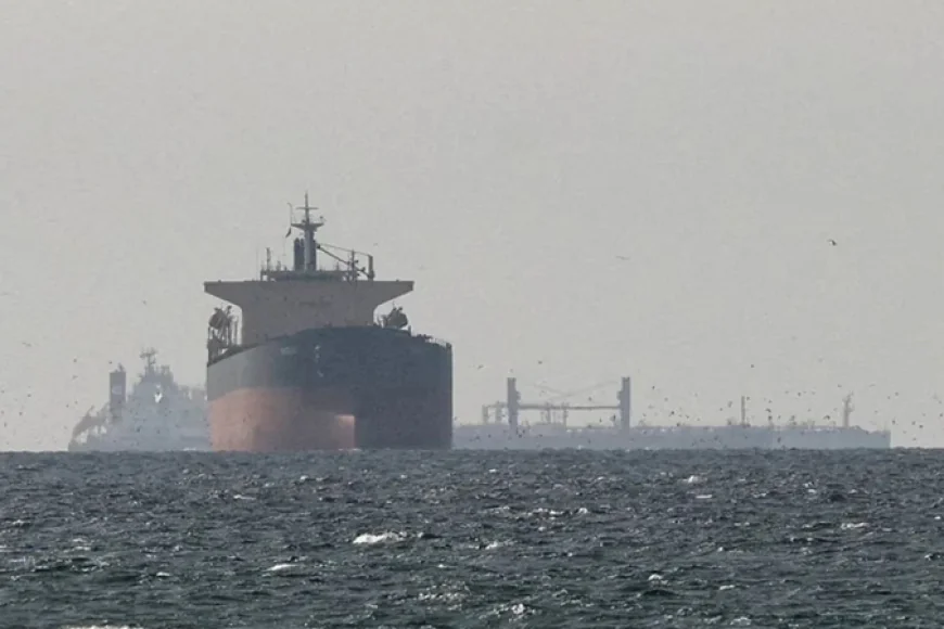 Oil prices fall over 4% after US–Iran deal to reopen Strait of Hormuz