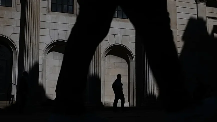 UK Economy Contracts in April Amid Middle East Conflict