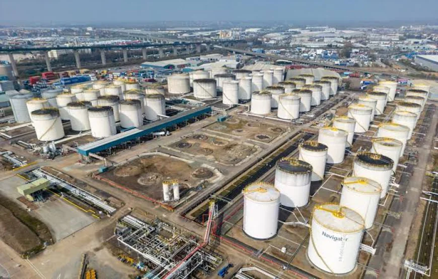 Oil Extends Losses, Stocks Rise Ahead of US-Iran Peace Talks