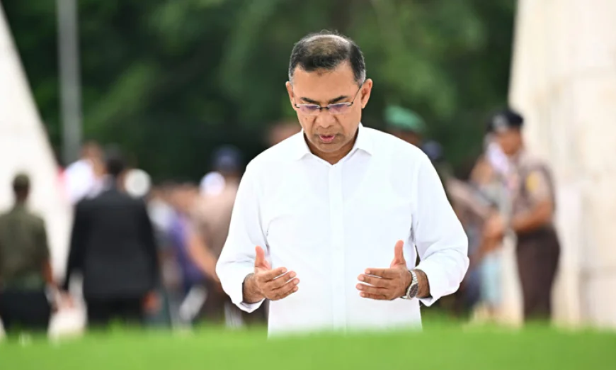 PM offers munajat at parents’ graves after returning home