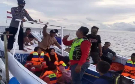 One Dead, 24 Missing After Boat Sinks in Indonesia