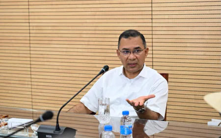PM seeks editors' support for independent media policy