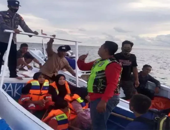 One Dead, 24 Missing After Boat Sinks in Indonesia