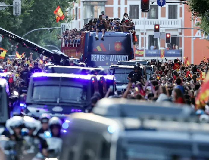 Two million fans celebrate Spain stars during World Cup victory parade