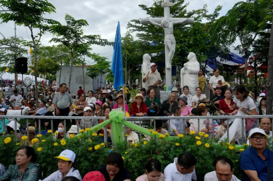 Papal Envoy Presides Over First Beatification Rite in Vietnam