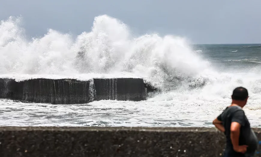 Typhoon-triggered landslide kills 10 in Philippines