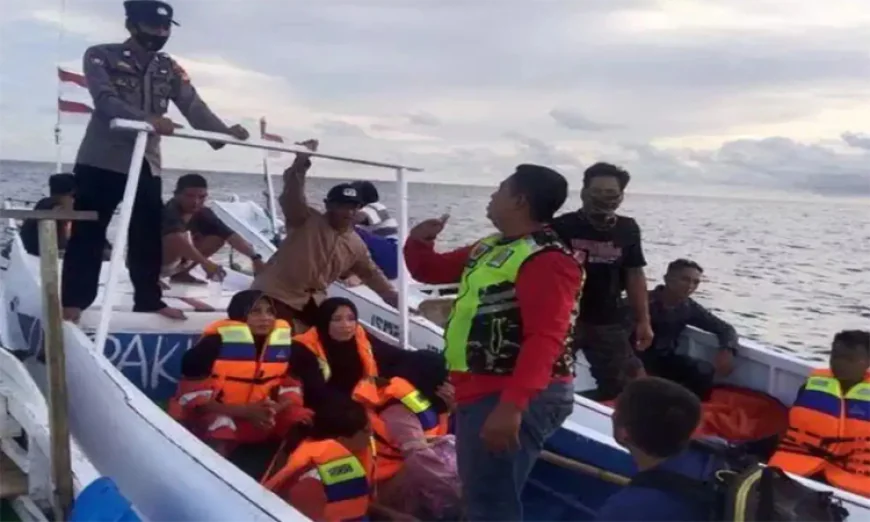 One Dead, 24 Missing After Boat Sinks in Indonesia