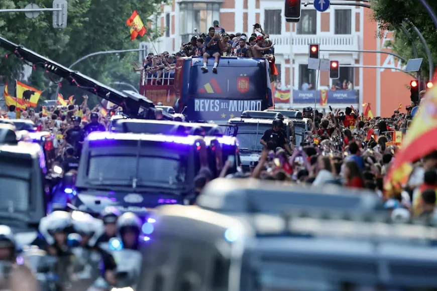 Two million fans celebrate Spain stars during World Cup victory parade