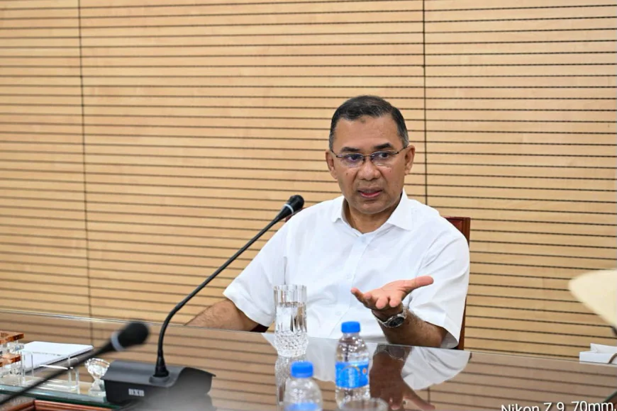 PM seeks editors' support for independent media policy
