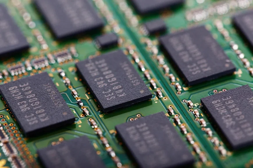Asia Stocks Slide After Report of Chinese Chip Breakthrough
