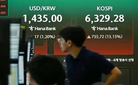 Asian Stocks Slip as Tech Shares Face Fresh Pressure