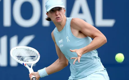 Swiatek Cruises Past Shnaider to Reach Toronto Semi-Finals