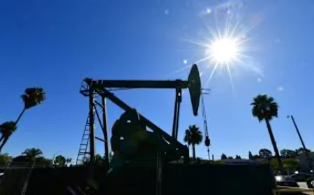 Oil Prices Climb Further as Hopes for Hormuz Deal Diminish