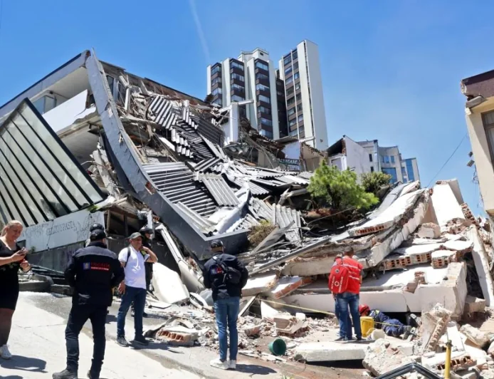 Quake Kills 111 in Colombia as Search for Survivors Continues