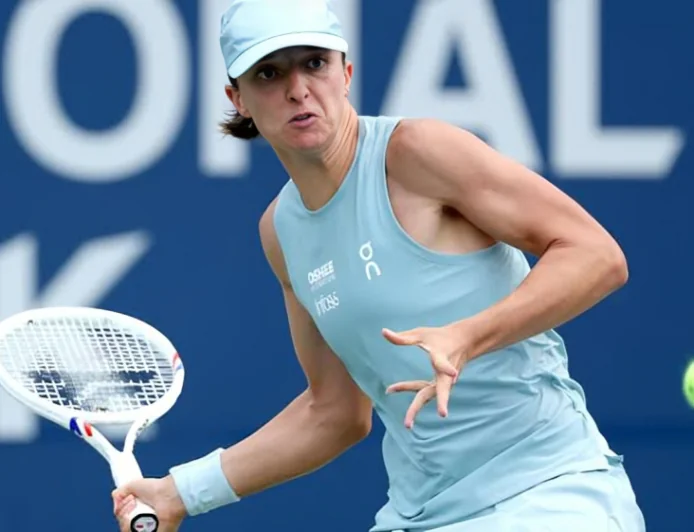 Swiatek Cruises Past Shnaider to Reach Toronto Semi-Finals