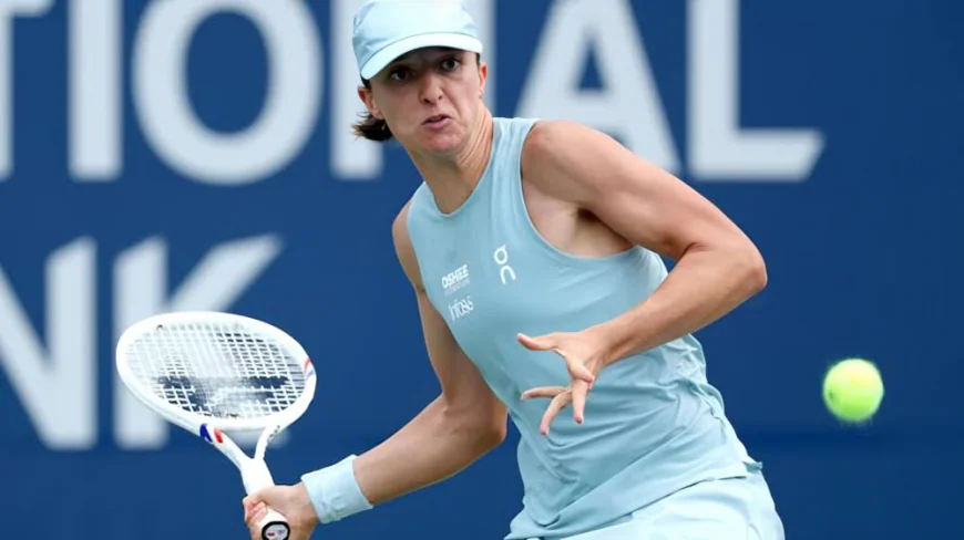 Swiatek Cruises Past Shnaider to Reach Toronto Semi-Finals