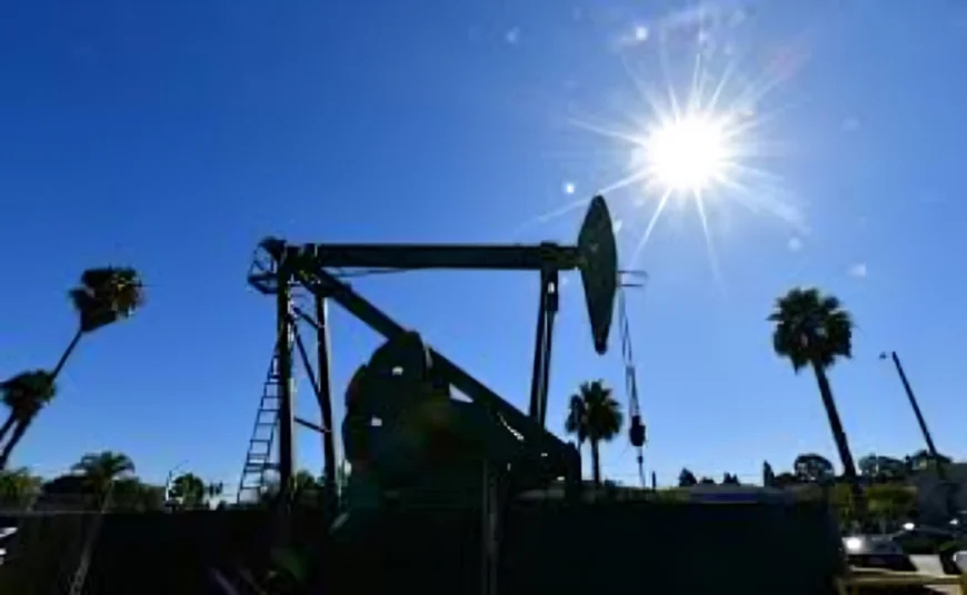 Oil Prices Climb Further as Hopes for Hormuz Deal Diminish