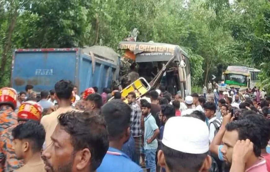 3 with two drivers, killed in a  Head-on collision in Shahrasti