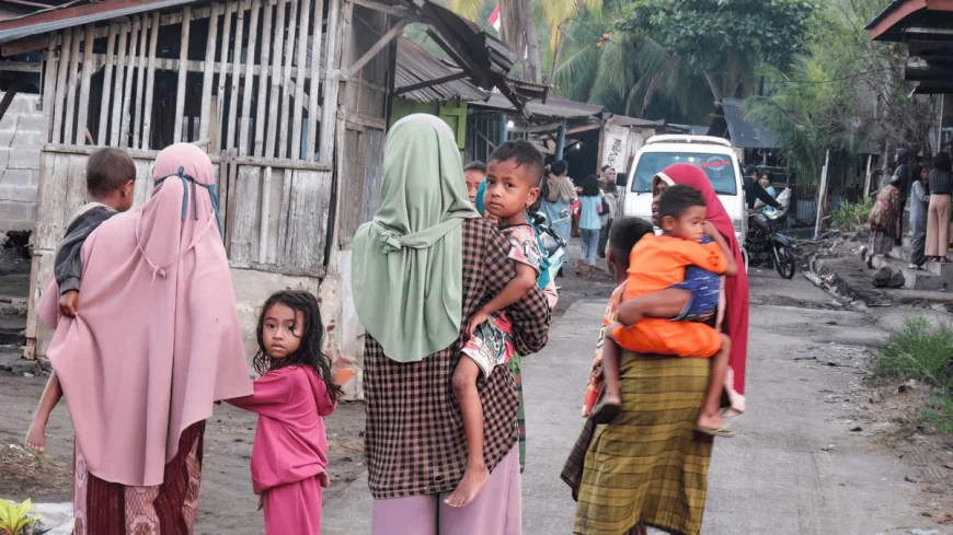 Powerful earthquake off Indonesia triggers mass evacuations