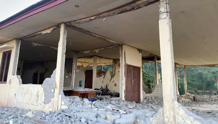 Powerful quake off Indonesia kills 20, triggers mass evacuations