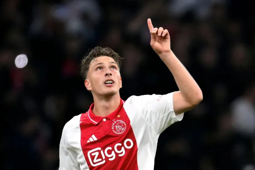 PSG Sign Belgian Winger Godts From Ajax