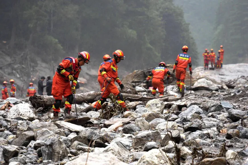 Nepal lays victims to rest as rescuers search for thousands still missing