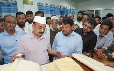 Gayeshwar visits Rajshahi Silk showroom