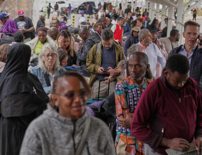 Kenya airport staff end strike