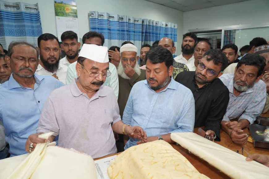 Gayeshwar visits Rajshahi Silk showroom