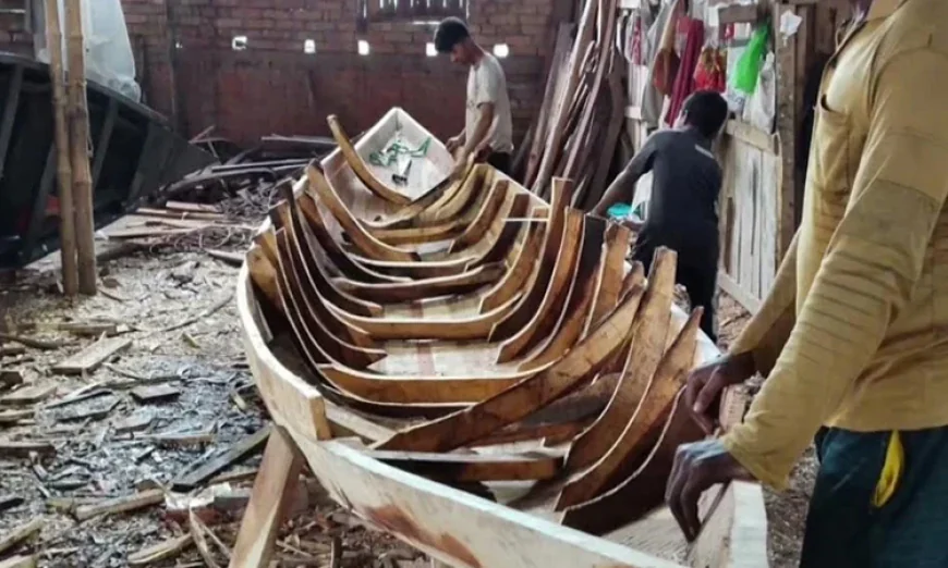 Satkhira boat-making industry gains popularity across region