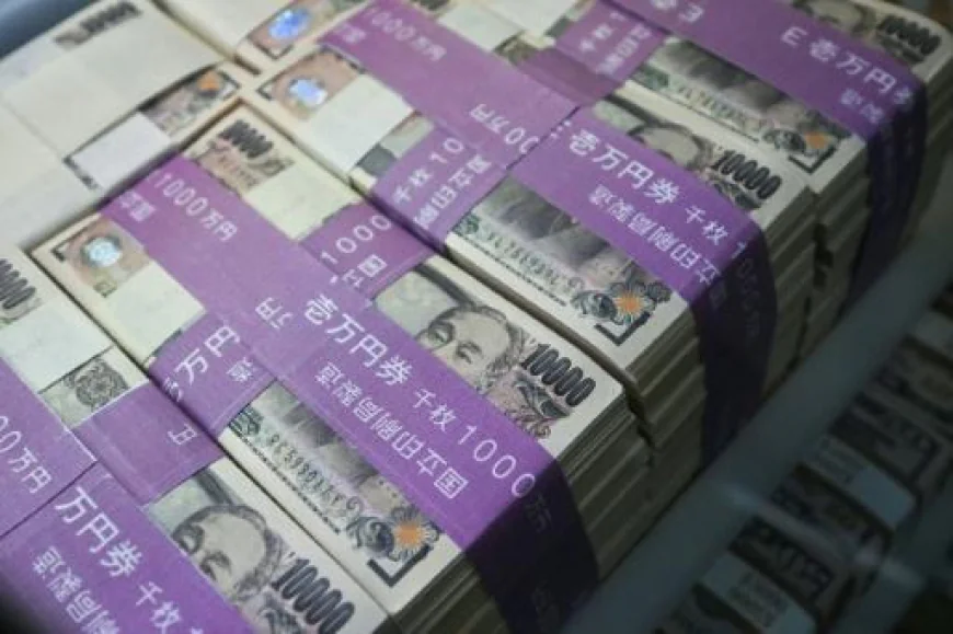 Yen gains as rate hike bets rise, tech stocks rally