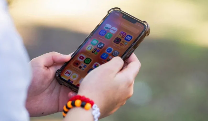 France proposes new ban on social media use for under-15s