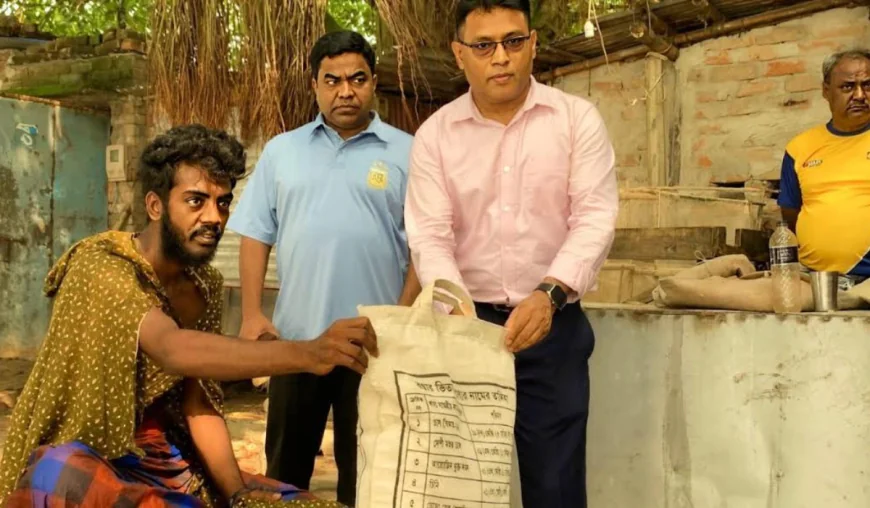 Eight fishermen and boatmen affected by rising water receive aid in Rajshahi