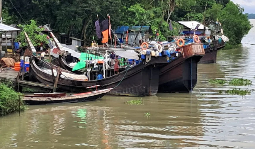 Fishing boats seek shelter along coast and Sundarbans amid rough weather