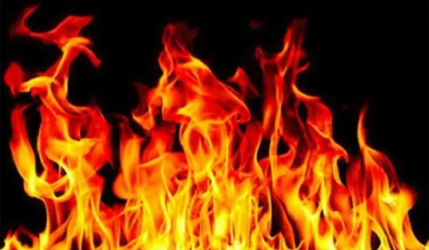 Fire destroys 13 houses and two shops in Ctg