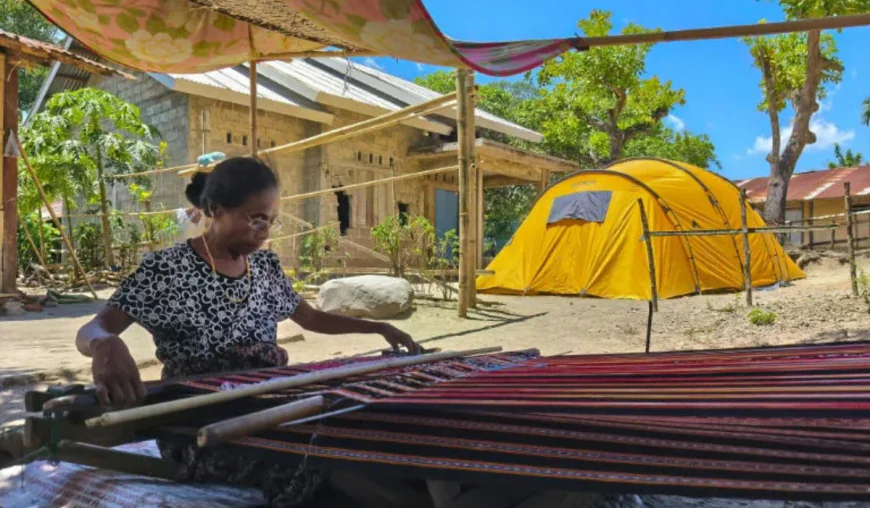 Indonesia quake survivors struggle to access food after disaster