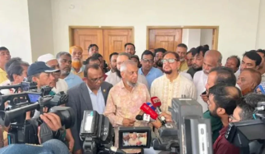 Labour minister inspects women workers’ hostel in Kalurghat
