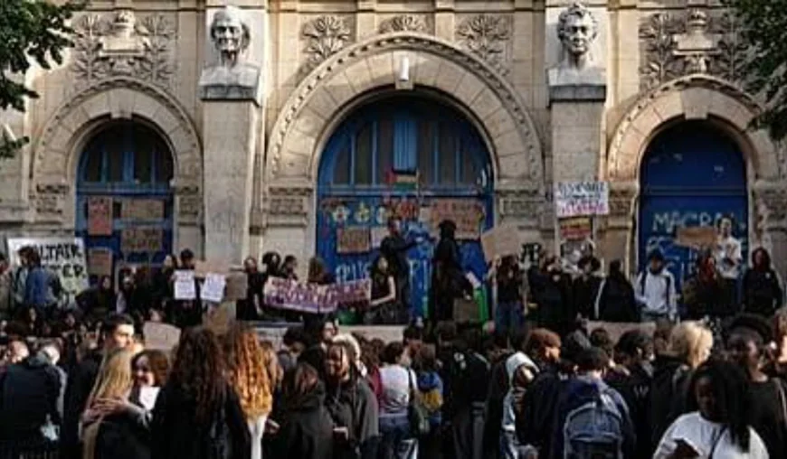 Hundreds of French high schools shut amid ongoing protests