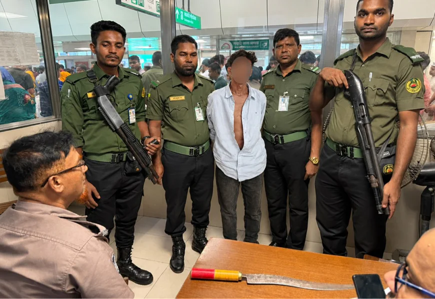 Robber held with knife at Motijheel metro station