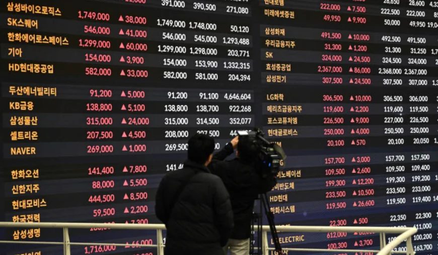 Asian stocks mixed as tech shares recover early losses ahead of weekend